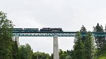 Parní vlak slavnostně zahájil provoz na novém Vilémovském viaduktu.