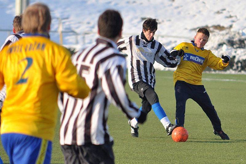 ROZHODL VLASTENEC. V rámci zimní přípravy porazil FK Rumburk (ve žlutém) Čechii Horní Podluží 1:0. Vlastní branku si na své konto připsal Radek Bandas.