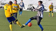 ROZHODL VLASTENEC. V rámci zimní přípravy porazil FK Rumburk (ve žlutém) Čechii Horní Podluží 1:0. Vlastní branku si na své konto připsal Radek Bandas.