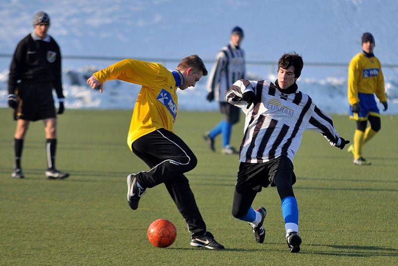 ROZHODL VLASTENEC. V rámci zimní přípravy porazil FK Rumburk (ve žlutém) Čechii Horní Podluží 1:0. Vlastní branku si na své konto připsal Radek Bandas.