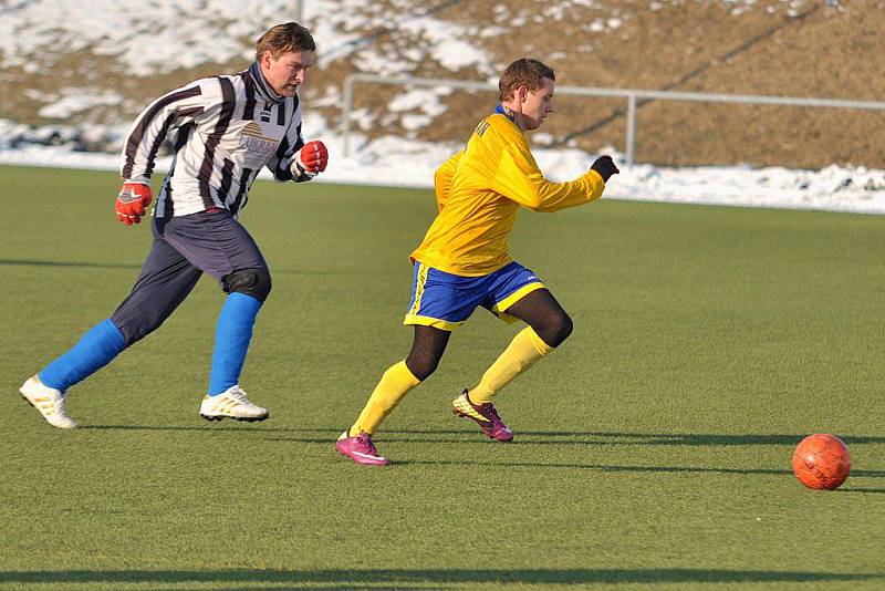 ROZHODL VLASTENEC. V rámci zimní přípravy porazil FK Rumburk (ve žlutém) Čechii Horní Podluží 1:0. Vlastní branku si na své konto připsal Radek Bandas.