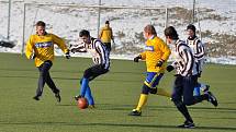 ROZHODL VLASTENEC. V rámci zimní přípravy porazil FK Rumburk (ve žlutém) Čechii Horní Podluží 1:0. Vlastní branku si na své konto připsal Radek Bandas.