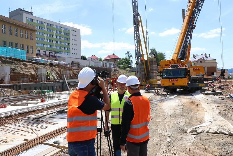 V děčínské nemocnici pokračuje dostavba nových pavilonů, další Krajská zdravotní připravuje.