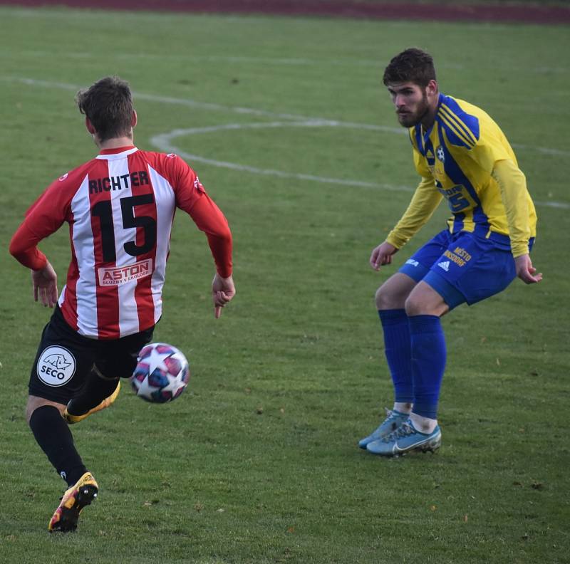 Fotbalisté Varnsdorfu (žlutomodré dresy) doma prohráli 1:3 se Žižkovem.