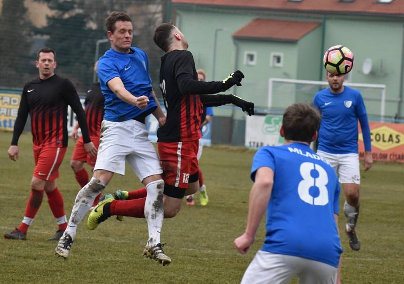 VÍTĚZSTVÍ. Fotbalisté Šluknova (v modrém) porazili Liběšice 4:1. Tři body věnovali nemocnému trenérovi Gallovi.