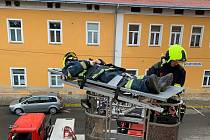 Hasiči v Benešově transportovali zraněnou osobu pomocí nosítek na koši, naštěstí jen cvičně.