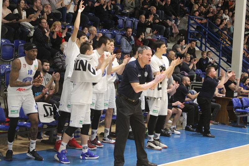 LOUČENÍ. Děčínští basketbalisté se s rokem 2019 rozloučili vítězstvím nad Ostravou.