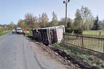 Hasiči ze stanice Šluknov a dobrovolní hasiči z Jiříkova zasahovali odpoledne ve středu 9. dubna u převráceného kamionu.