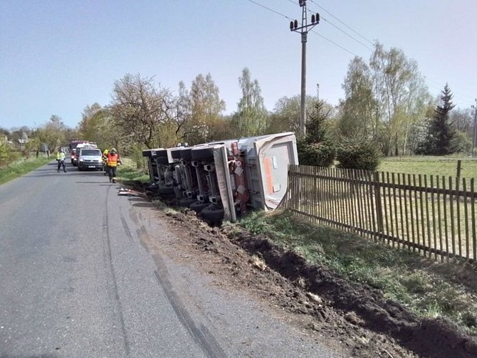 Hasiči ze stanice Šluknov a dobrovolní hasiči z Jiříkova zasahovali odpoledne ve středu 9. dubna u převráceného kamionu.