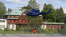 S likvidací požáru u Maxiček pomáhal policejní vrtulník