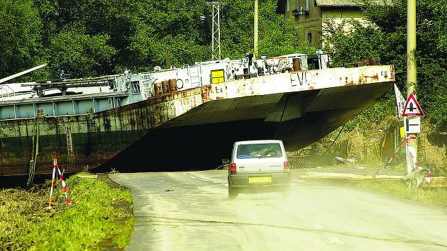 Na silnici do Těchlovic čekala na řidiče nečekaná překážka, uvázla zde totiž loď. Povodně 2002.