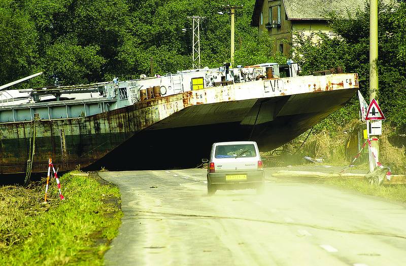 Na silnici do Těchlovic čekala na řidiče nečekaná překážka, uvázla zde totiž loď. Povodně 2002.