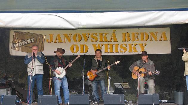 V Janově u Děčína se v sobotu 4. září pod hotelem U zeleného stromu konal malý festival „nejen“ trampské písně Janovská bedna od whisky. 