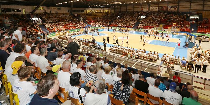 První finálové utkání basketbalové ligy se hrálo na děčínském zimním stadionu. Válečníci se utkali s Nymburkem.