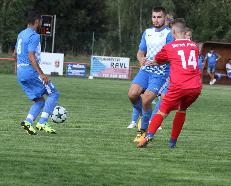 JIŘÍKOV (červené dresy) doma udolal Chabařovice 2:1.