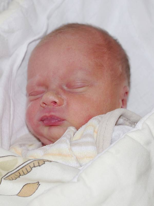 Petře Šiškové z Děčína se 28. května narodil v ústecké porodnici ve 14:22 syn Šimon Salač. Měřil 43 cm, vážil 2,28 kg.