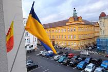 Ukrajinská vlajka na radnici v Děčíně. Ilustrační foto.