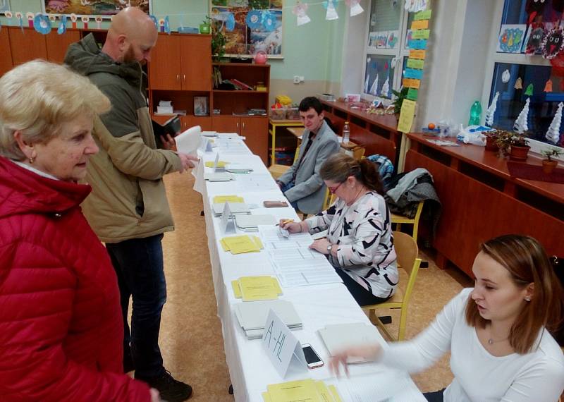 Ve volebních místnostech na základní škole na Kamenické ulici v Děčíně je rušno.