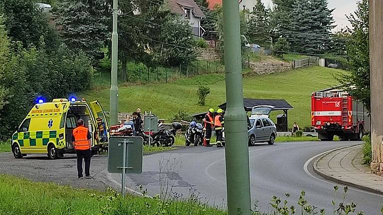 Nehoda motocyklu a osobního auta v Ludvíkovicích, 21. srpna 2021. Ilustrační foto.