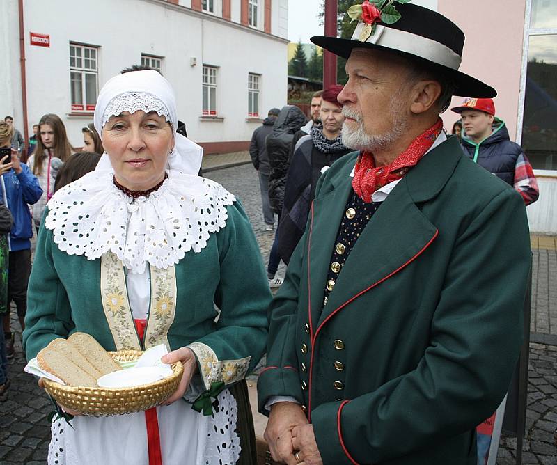 Cestovatelé z Krásné Lípy se vrátili po dvou letech domů. Čekalo je velkolepé uvítání. 