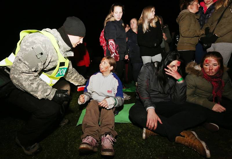 Padesát zraněných v Tisé. Noční cvičení  ve skalách dalo záchranářům pořádně zabrat.