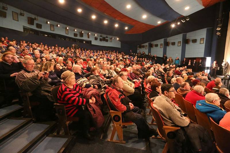 Prezident Miloš Zeman beseduje s lidmi v Centru Panorama.