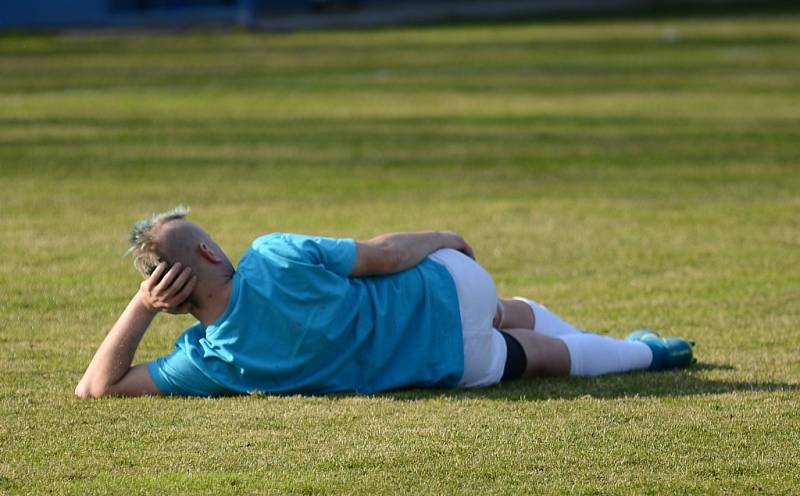 ZKLAMÁNÍ. Česká Kamenice (modré dresy) doma prohrála 2:4 s Křešicemi.