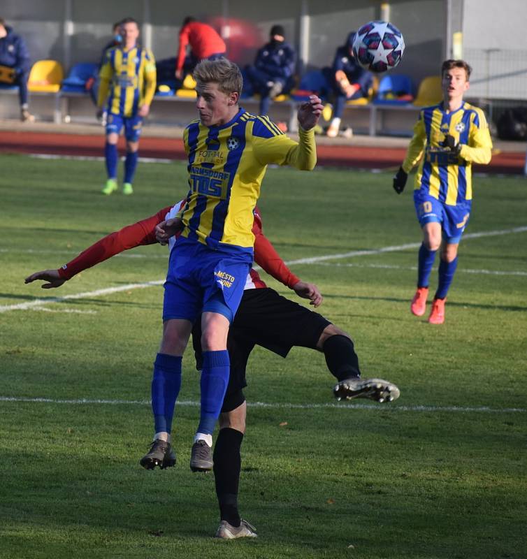 Fotbalisté Varnsdorfu (žlutomodré dresy) doma prohráli 1:3 se Žižkovem.