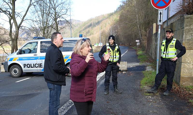 Hraniční přechod ve Hřensku hlídali už od začátku krize policisté.