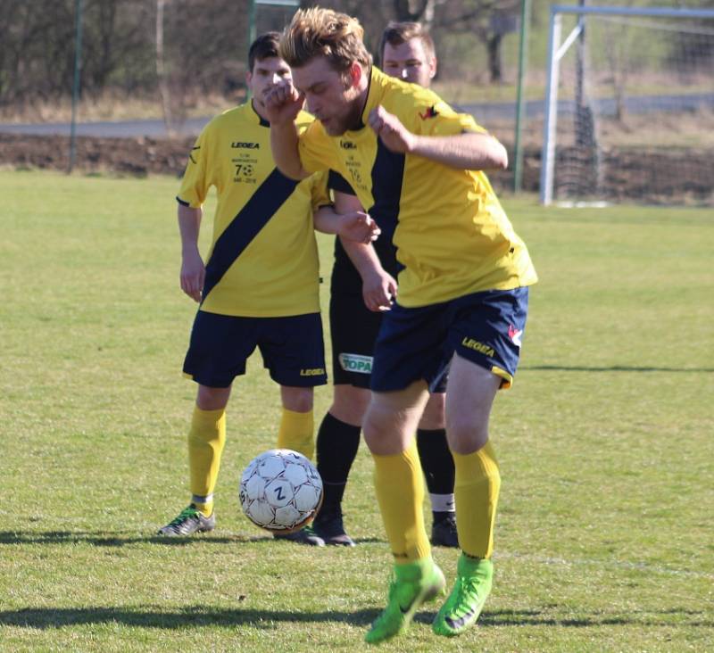 DOMA ZTRATILY Verneřice (v černém), které podlehly 0:1 Markvarticím.