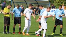 NEDAŘÍ SE. Česká Kamenice (světlé modré dresy) prohrála v Chuderově 1:2.