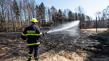 Na Vlčí Hoře zasahovali hasiči, zaměstnal je požár trávy