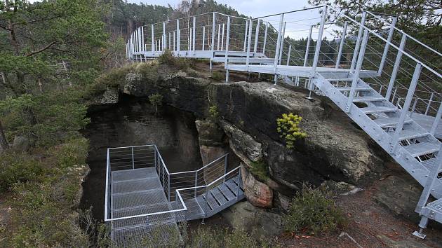 Nová vyhlídka a cesta na hrad Falkenštejn u Jetřichovic.