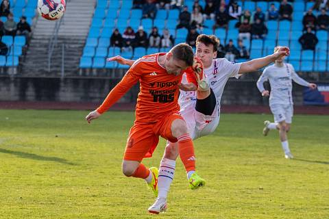 Fotbalisté Varnsdorfu (oranžová) remizovali s Líšní 1:1.