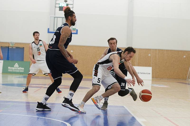 Děčínští basketbalisté prohráli na půdě Hradce Králové 83:77 a sezona pro ně skončila.