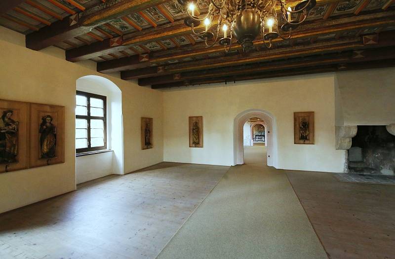 Interiéry horního zámku v Benešově nad Ploučnicí představil Kastelán Zdeněk Henig.
