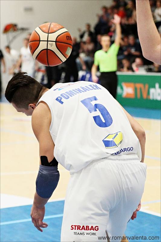 PADLA STOVKA. Děčínští basketbalisté (v bílém) porazili Opavu 100:79.