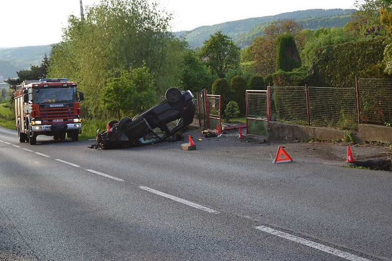 Dopravní nehoda v ulici Českolipská v Děčíně, pondělí 15. května 2017 večer.