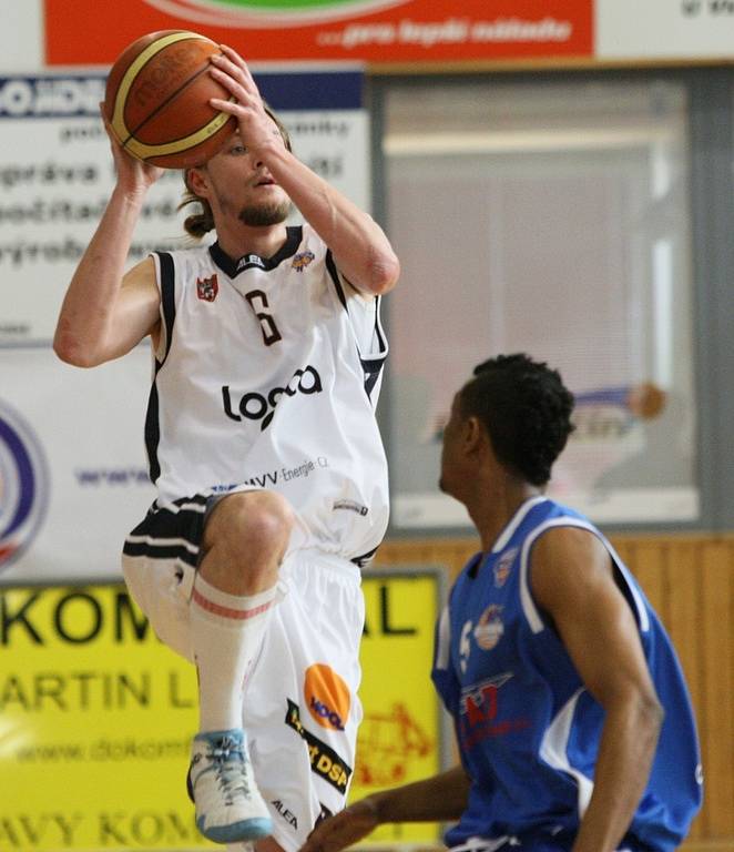 Děčínští basketbalisté doma opět uspěli. 