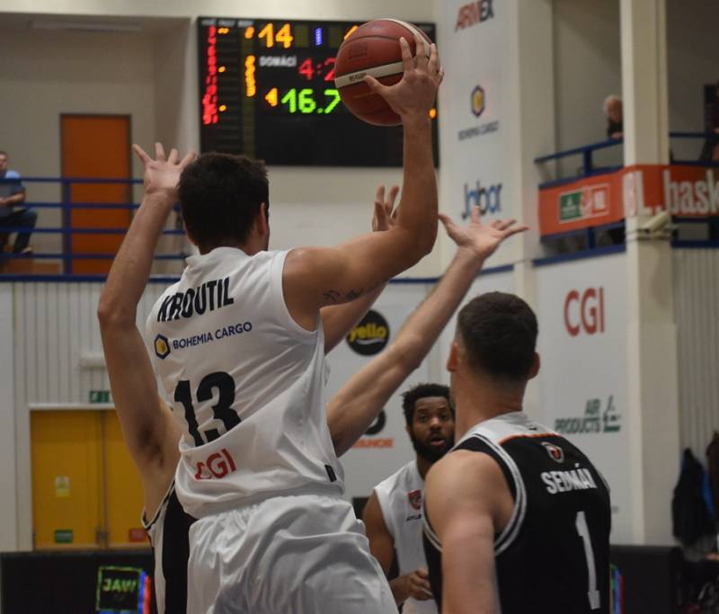 Děčínští basketbalisté (bílé dresy) doma podlehli Hradci Králové 68:82.