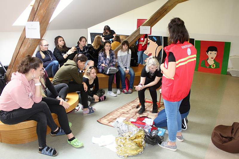 Studenti zdrávky učili gymnazisty první pomoc.