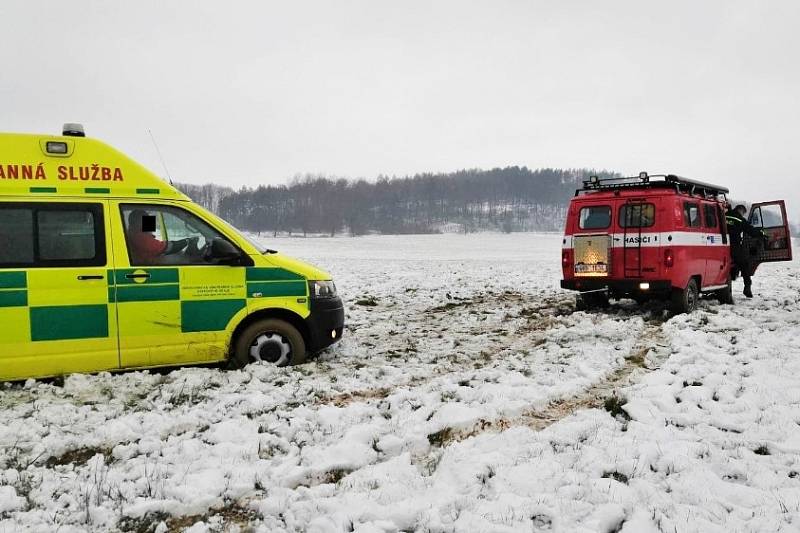 Dobrovolní hasiči z Hřenska museli transportovat zraněného a také vyprostit sanitku, která v poli u Růžové zapadla.