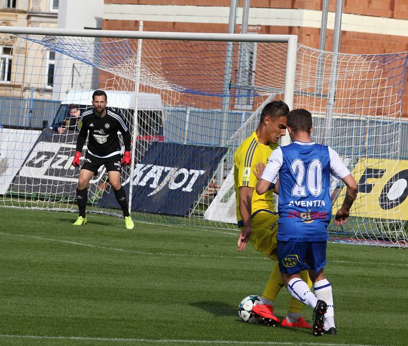 VARNSDORF (ve žlutém) vyhrál ve Znojmě 2:0.