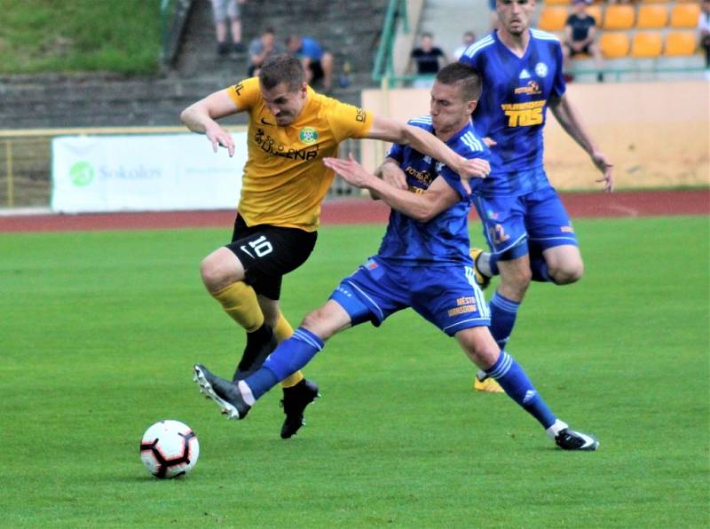 Další porážka. Varnsdorf (v modrém) nezvládl důležitý zápas v Sokolově a prohrál 0:1.