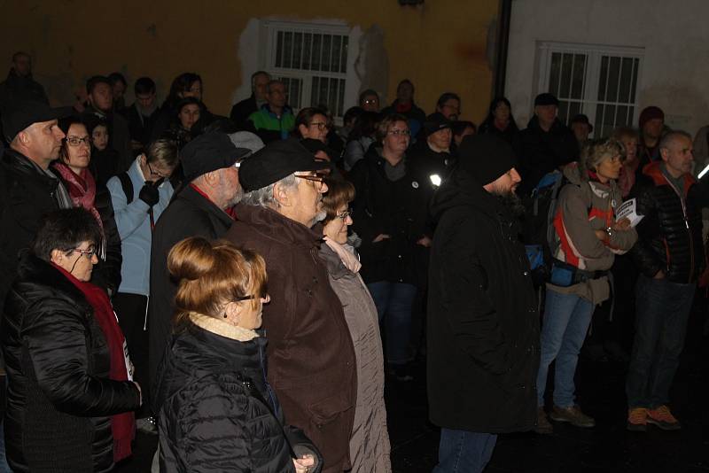Na demonstraci proti Andreji Babišovi se v Děčíně sešlo asi 150 lidí