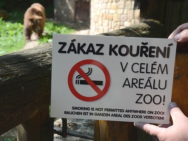 V Zoo Děčín si již nezapálíte.