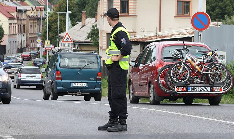 Při nehodě v Děčíně skončila dodávka na boku. 