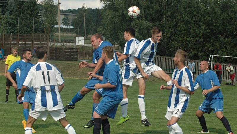 PARÁDA! Fotbalisté Horního Podluží (modrá) doma přejeli Chabařovice 6:0.