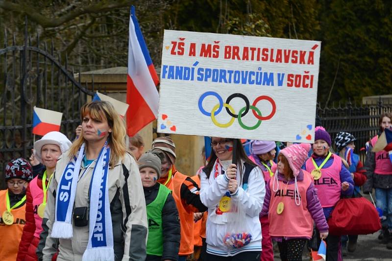 Průvod dětí podpořil naše sportovce na olympiádě v ruském Soči.