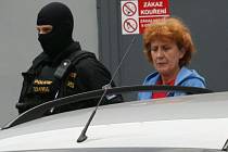 Policie vede obviněnou sestru z Rumburku od soudu 